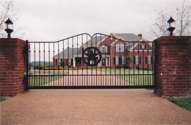 Driveway gate with custom star emblem - Elantra Gate Systems