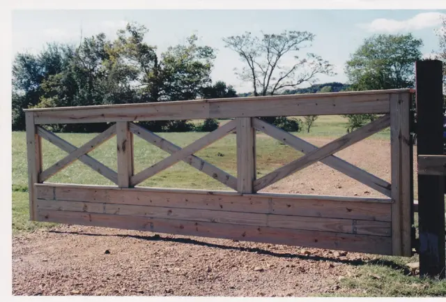 Wood farm gate - Elantra Gate Systems